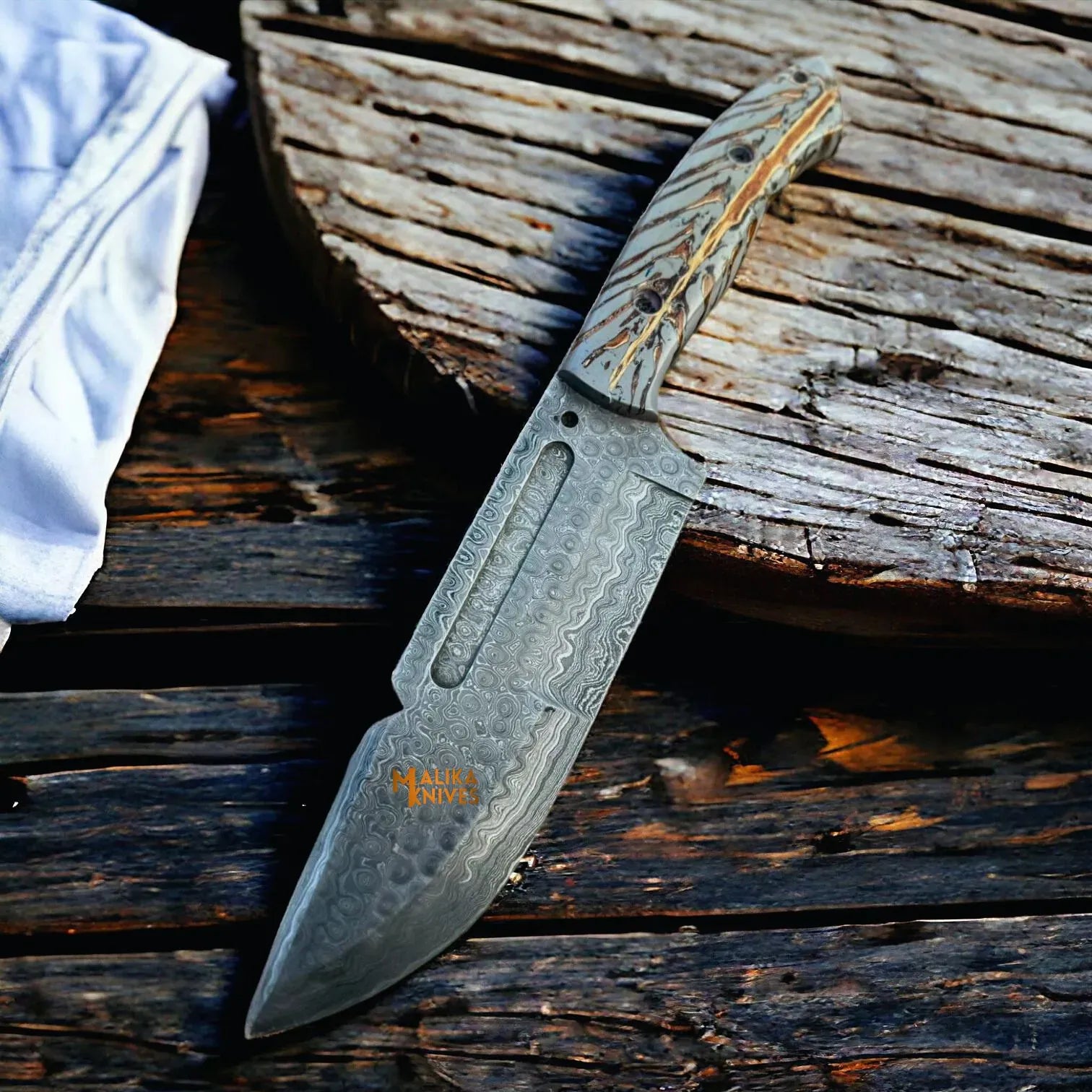 MALIKA KNIVES simple Damascus Bowie Knife Pine Cone Resin Handle