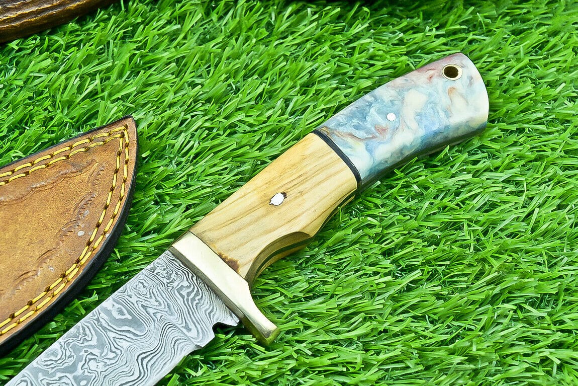 Texan Knives Hunting Knives Handmade Damascus Steel Hunting Knife – Olive Wood & Resin Handle with Leather Sheath
