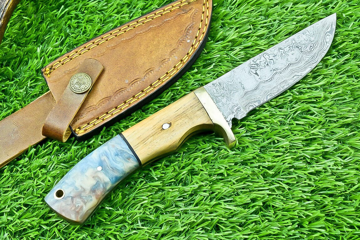 Texan Knives Hunting Knives Handmade Damascus Steel Hunting Knife – Olive Wood & Resin Handle with Leather Sheath