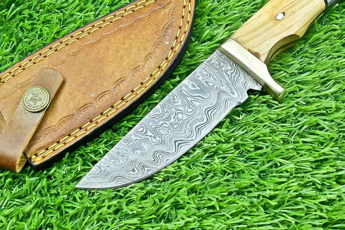 Texan Knives Hunting Knives Handmade Damascus Steel Hunting Knife – Olive Wood & Resin Handle with Leather Sheath