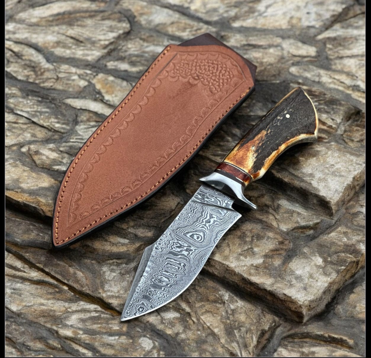 Texan Knives Hunting Knives Premium Damascus Steel Hunting Knife with Stag Horn Handle & Leather Case