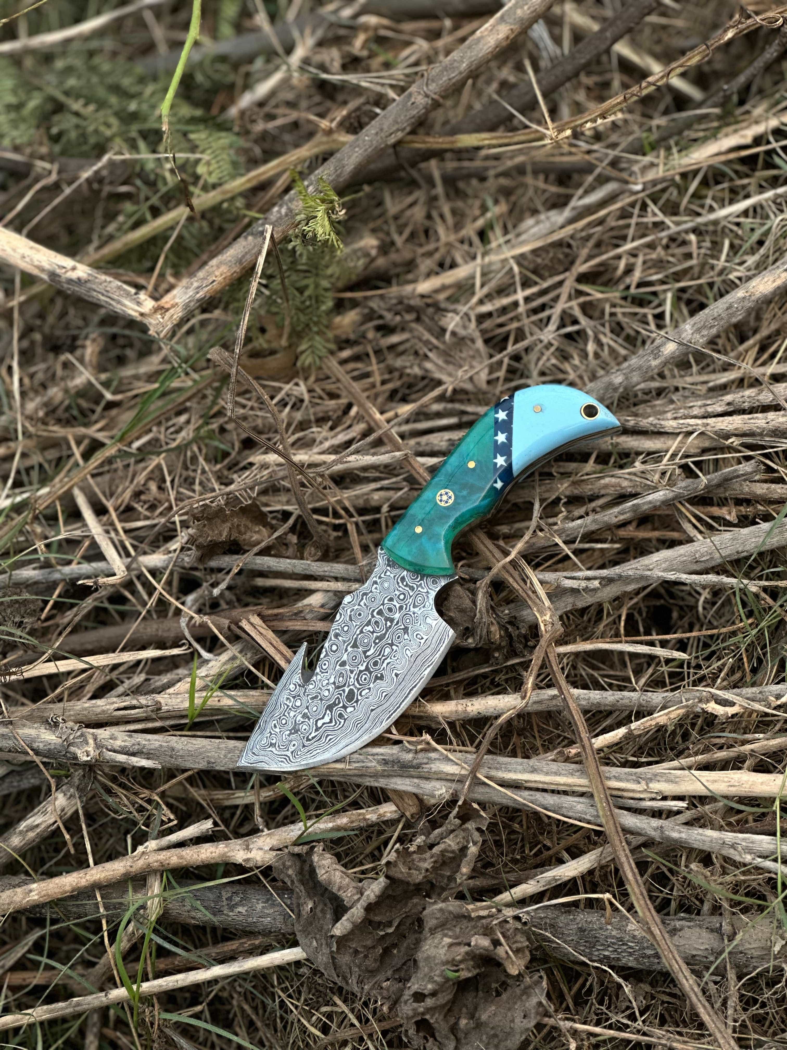 Texan Knives skinning knives Elite Custom Handmade Damascus Steel Guthook Skinning Knife with Resin Handle - 7.5” Premium Blade with Leather Sheath