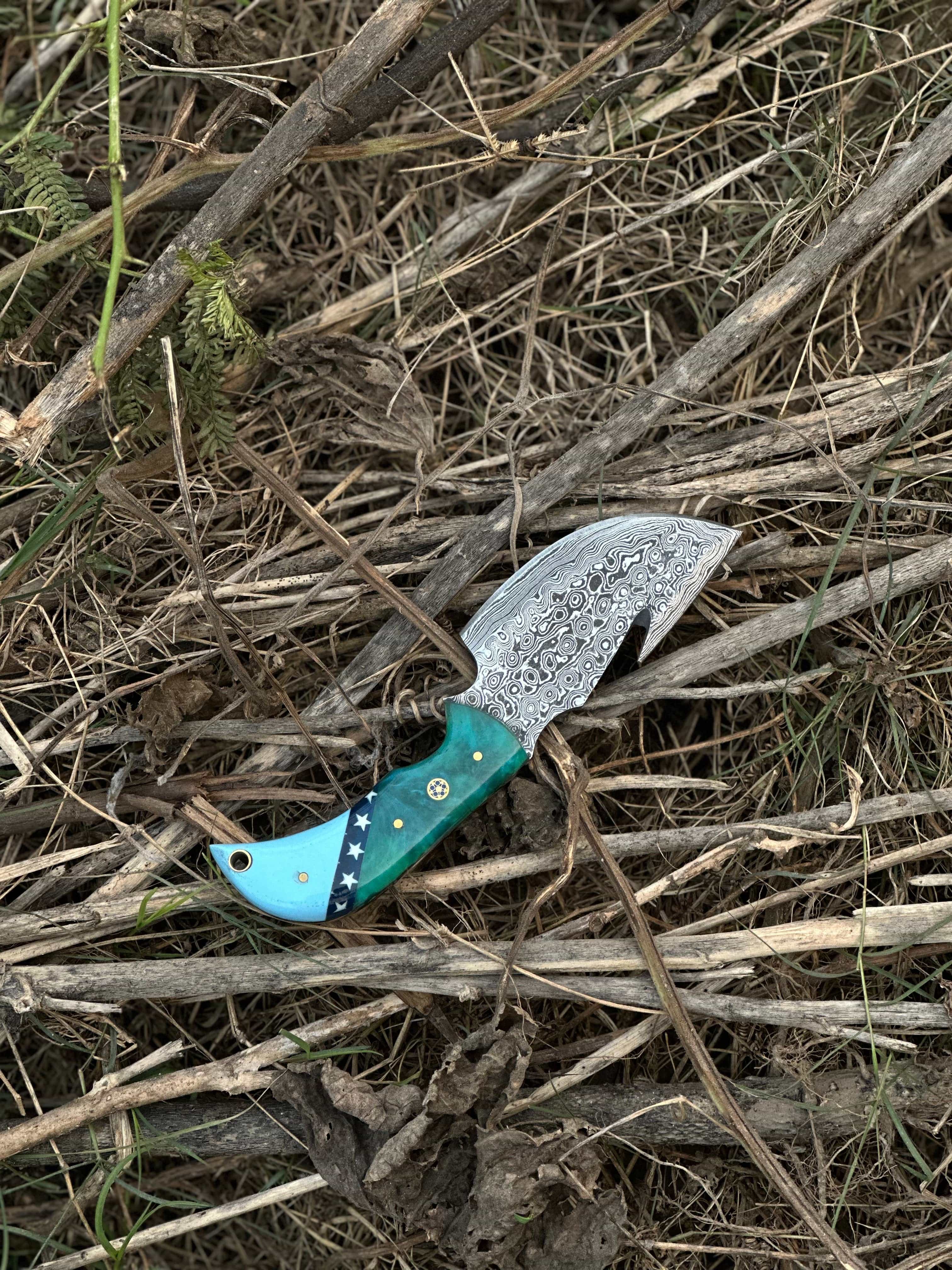 Texan Knives skinning knives Elite Custom Handmade Damascus Steel Guthook Skinning Knife with Resin Handle - 7.5” Premium Blade with Leather Sheath