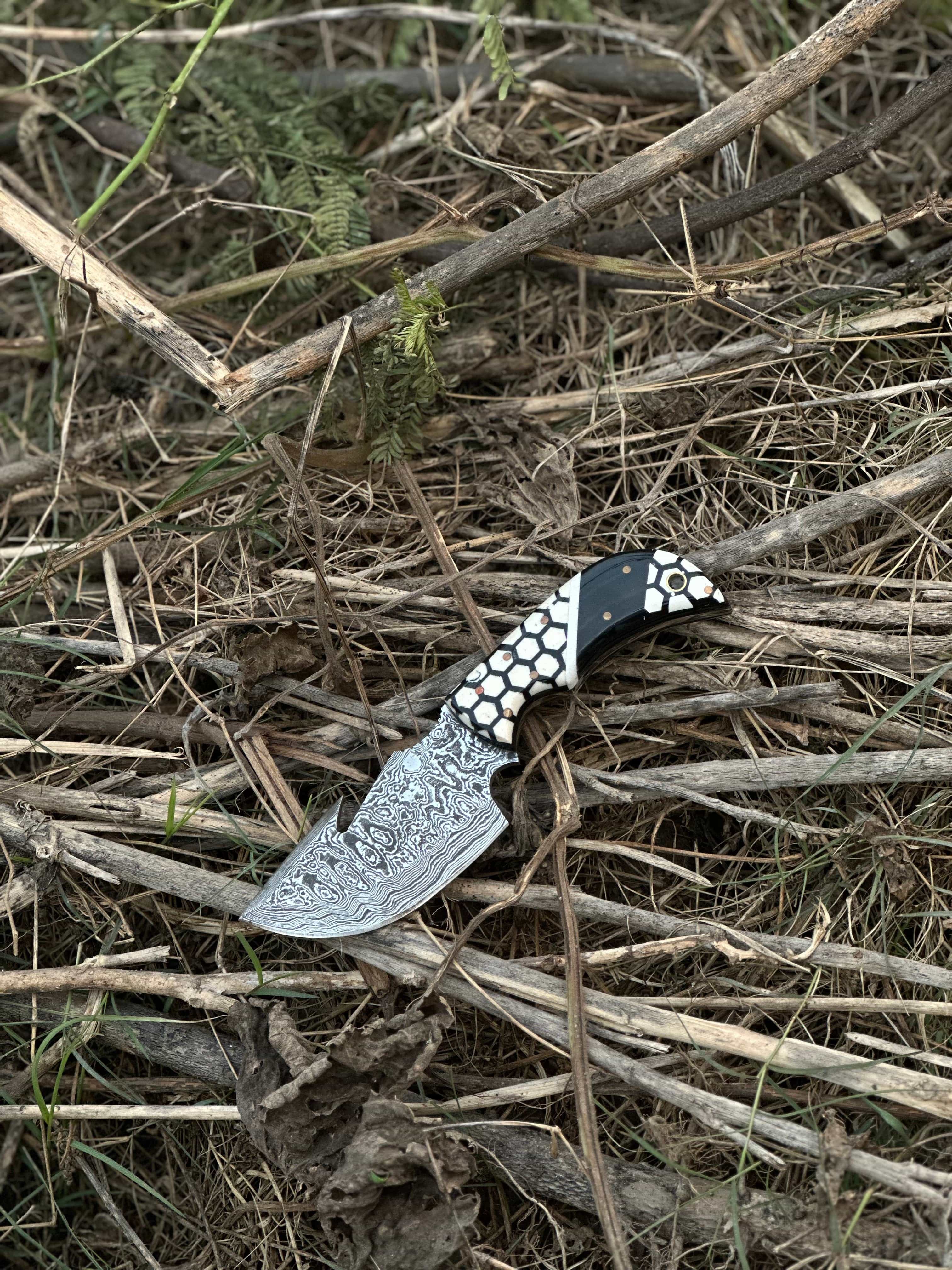 Texan Knives skinning knives Exquisite Custom Handmade Damascus Steel Guthook Skinning Knife with Unique Resin Handle - 7.5” Blade with Leather Sheath