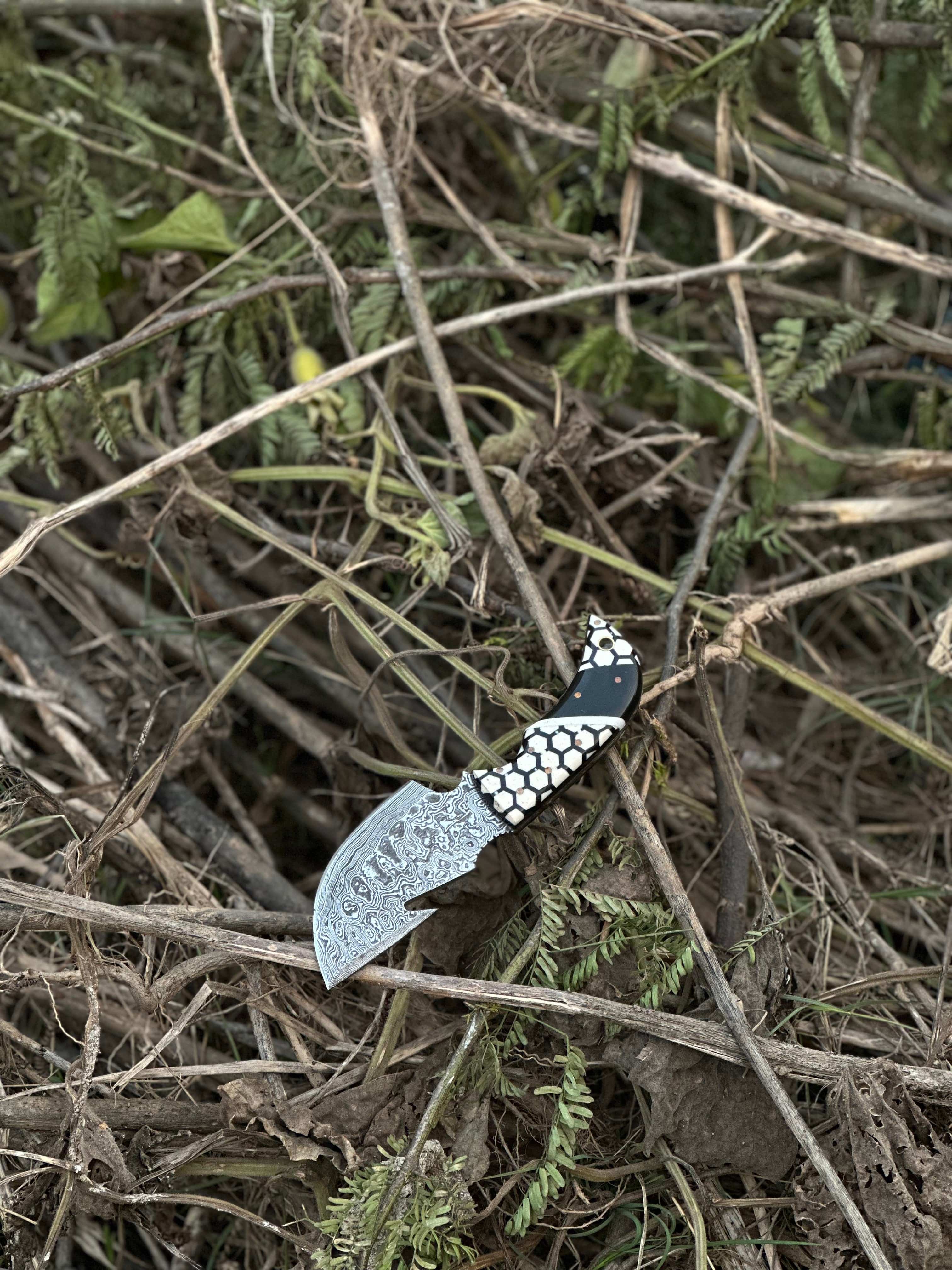 Texan Knives skinning knives Exquisite Custom Handmade Damascus Steel Guthook Skinning Knife with Unique Resin Handle - 7.5” Blade with Leather Sheath