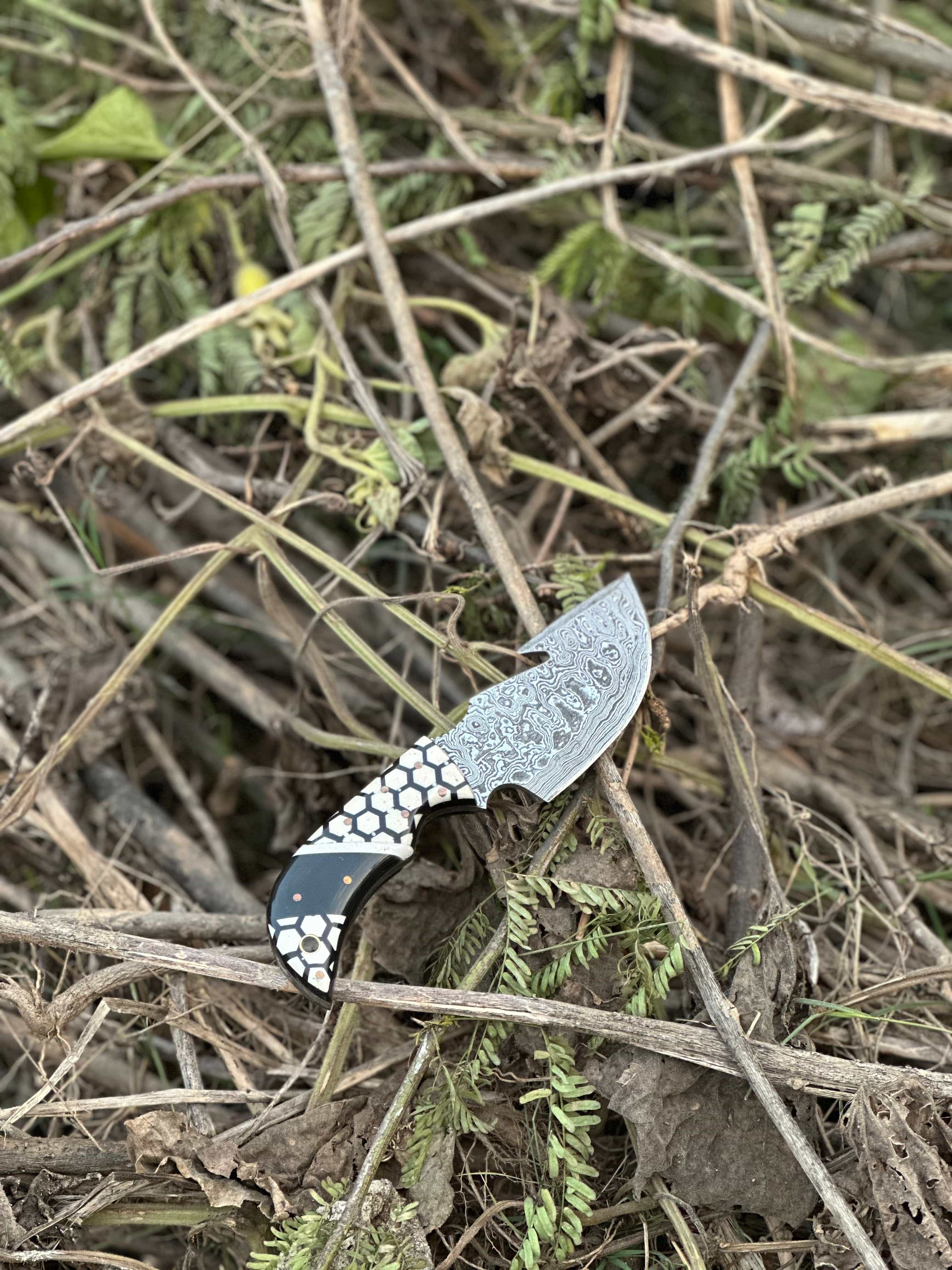 Texan Knives skinning knives Exquisite Custom Handmade Damascus Steel Guthook Skinning Knife with Unique Resin Handle - 7.5” Blade with Leather Sheath