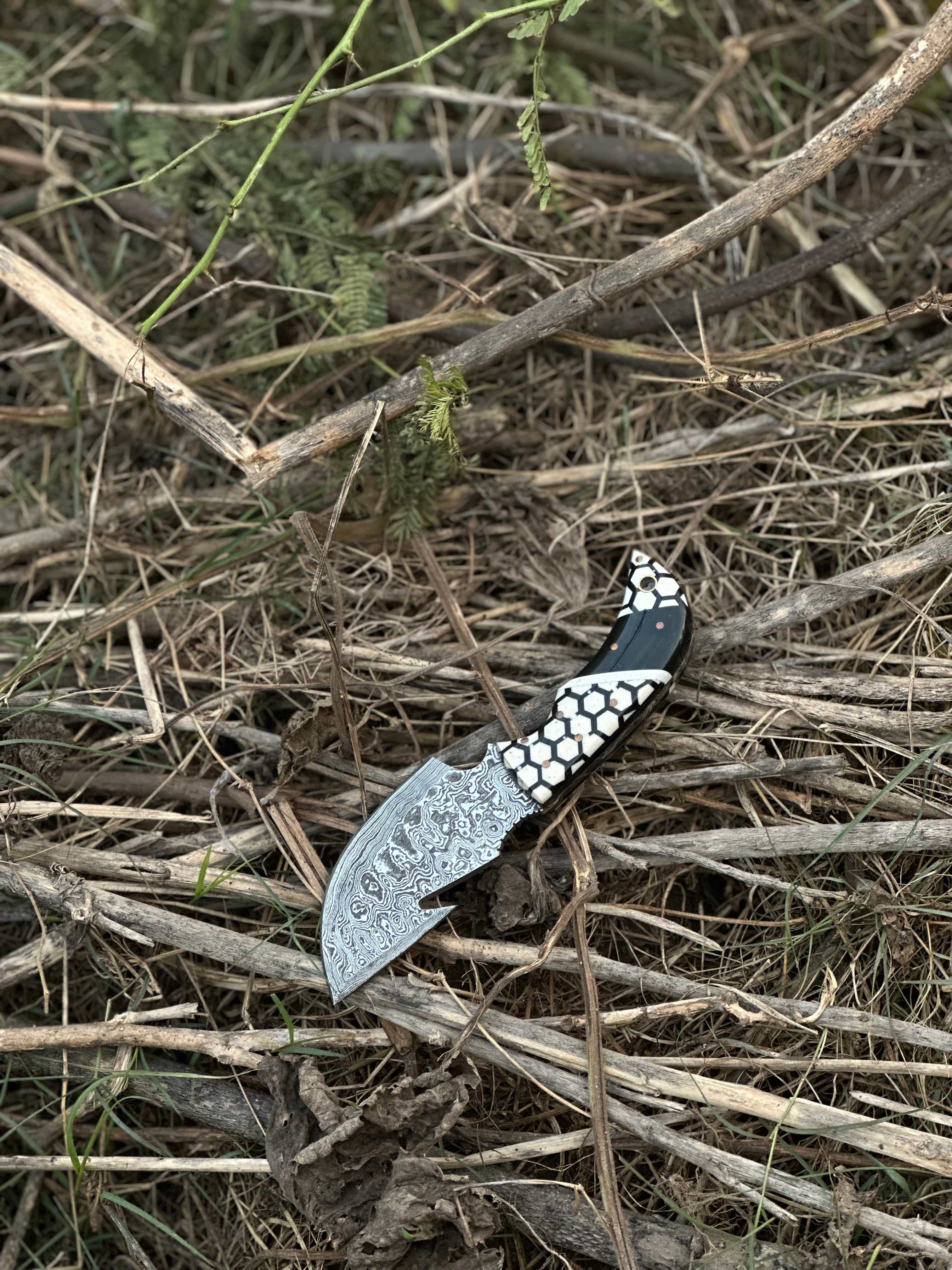 Texan Knives skinning knives Exquisite Custom Handmade Damascus Steel Guthook Skinning Knife with Unique Resin Handle - 7.5” Blade with Leather Sheath