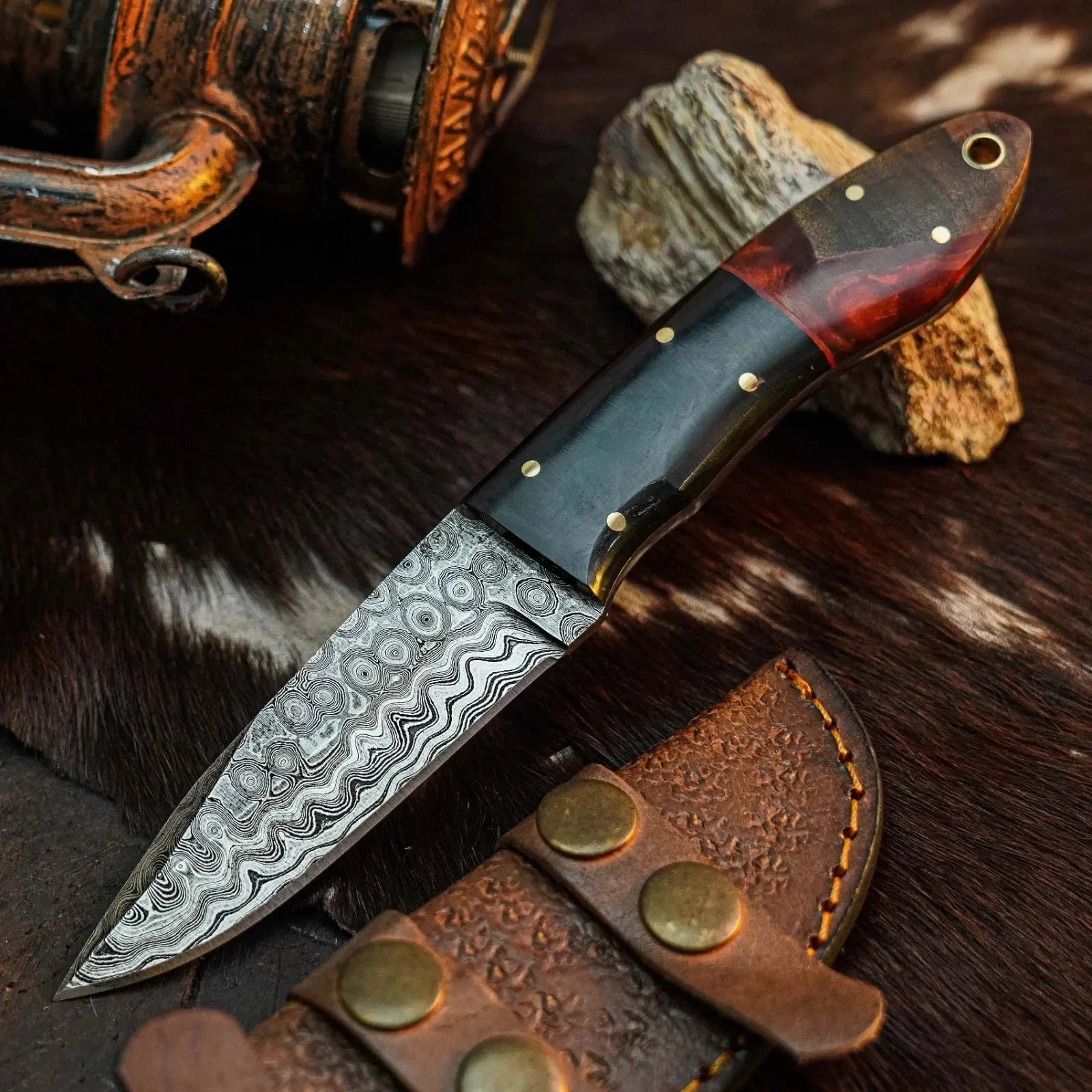 7.8" Handmade Damascus Skinner Knife – Full Tang Resin Handle & Sheath